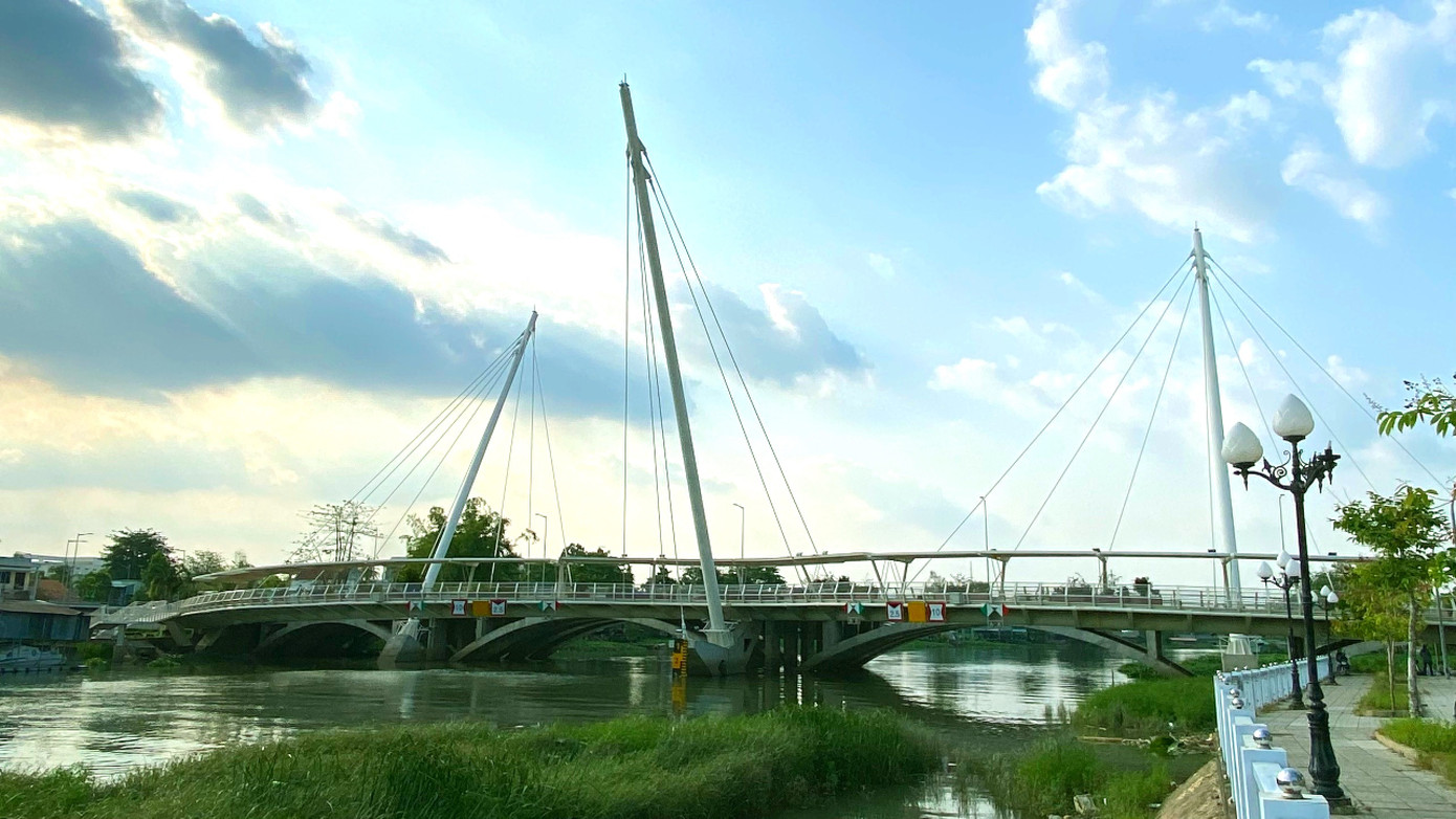 Chủ tịch tỉnh An Giang yêu cầu ngưng huy động 400 người để thử tải cầu Nguyễn Thái Học. Chủ tịch tỉnh An Giang yêu cầu ngưng huy động 400 người để thử tải cầu Nguyễn Thái Học.