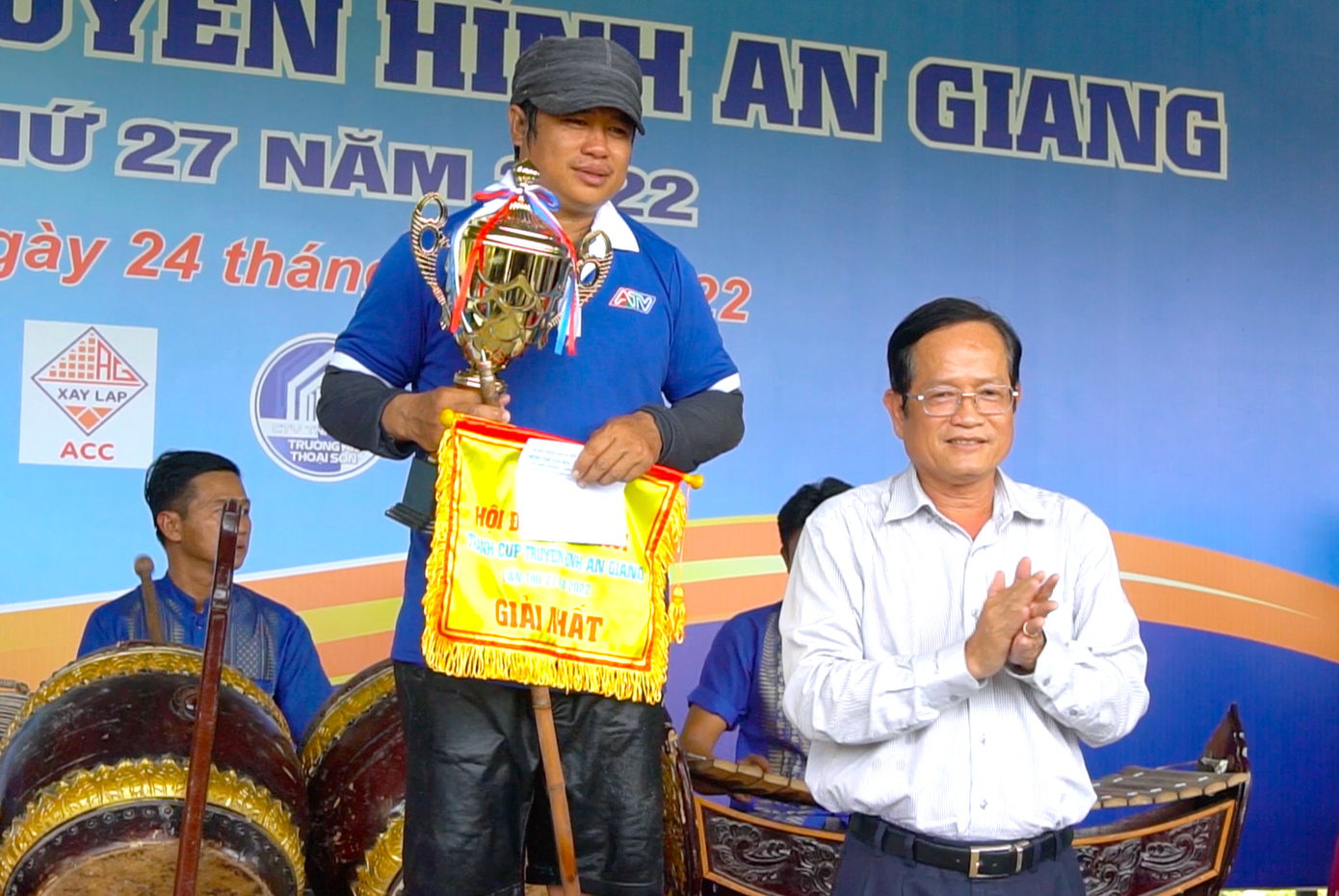 Anh Nguyễn Thanh Toàn (huyện Lương Phi, Tri Tôn, tỉnh An Giang) là người đoạt 2 giải cao nhất gồm: Giải người điều khiển bò xuất sắc nhất và Giải Nhất Hội đua bò Bảy Núi 2022.