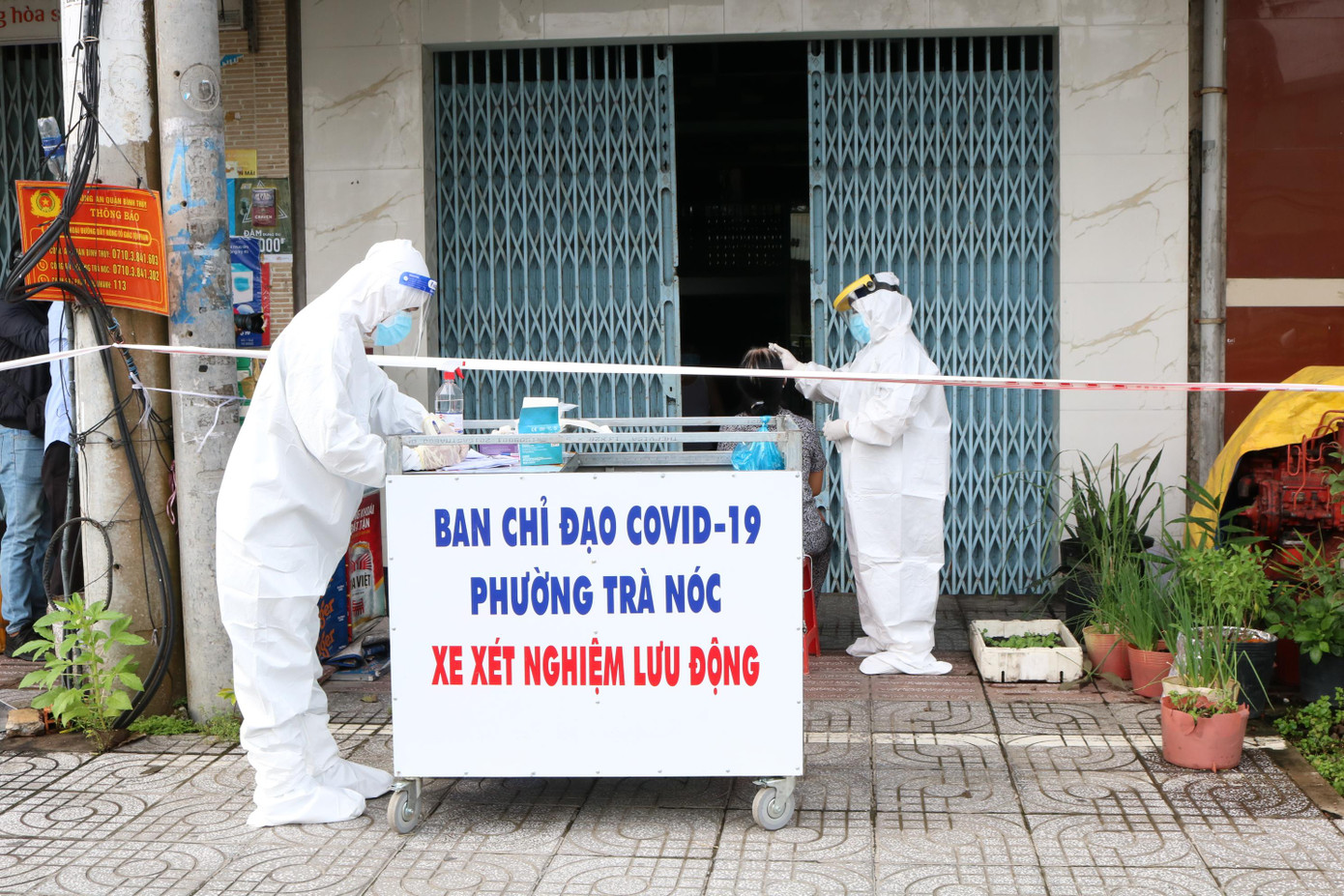 Xe lấy mẫu xét nghiệm lưu động tại khu vực 4 phường Trà An, quận Bình Thuỷ - Ảnh: Kim Hà.