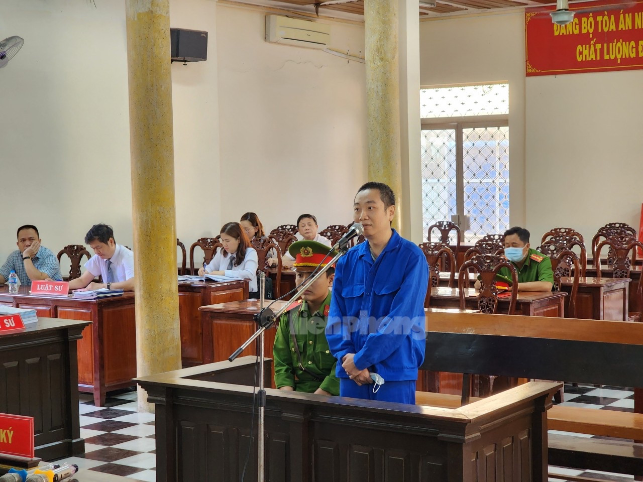 Bị cáo Nguyên cho rằng bản thân chỉ có vai trò trung gian và hưởng tiền công từ Tuốt. Ảnh: Kim Hà.