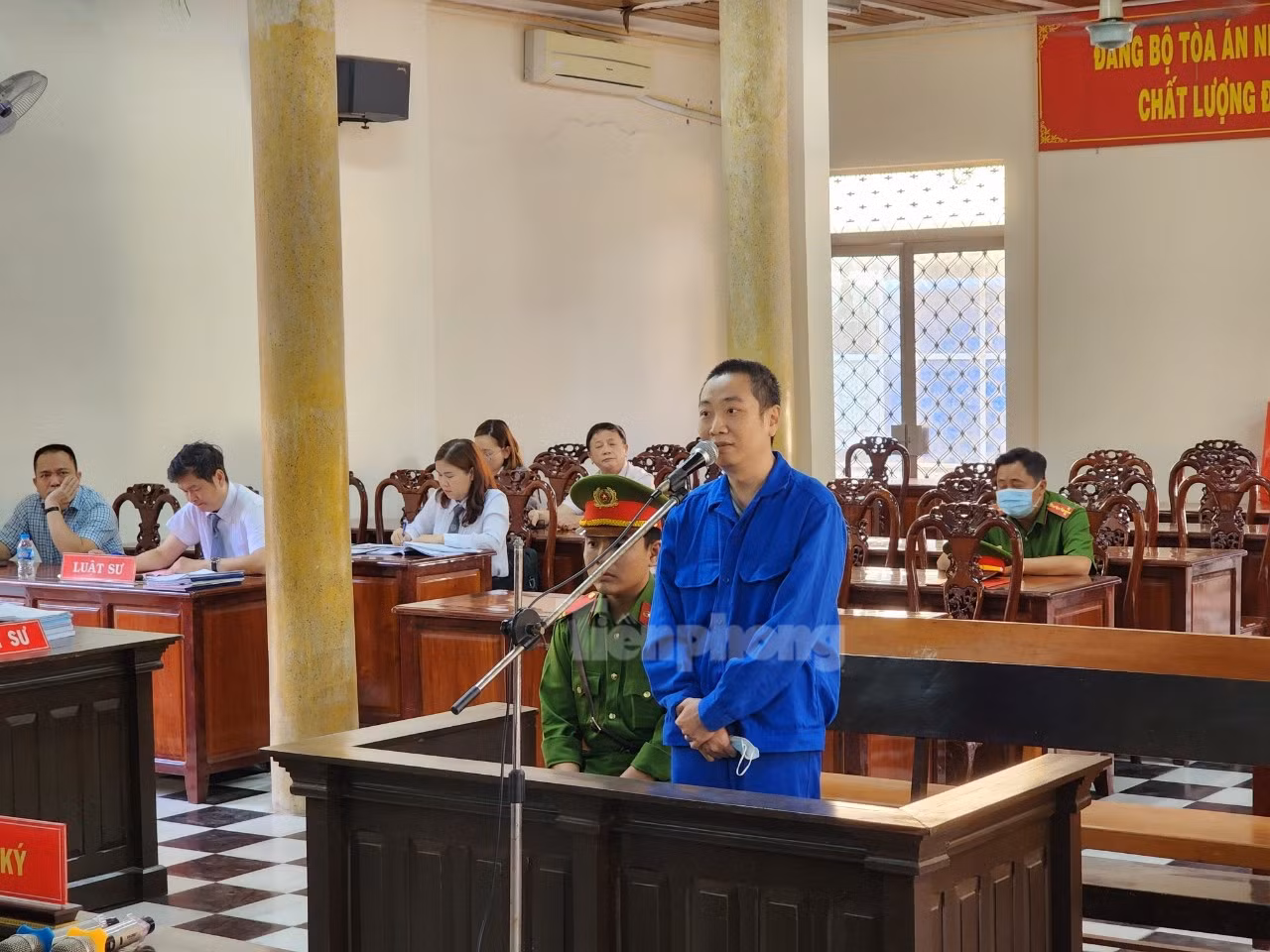 Bị cáo Nguyên cho rằng bản thân chỉ có vai trò trung gian và hưởng tiền công từ Tuốt. Ảnh: Kim Hà.