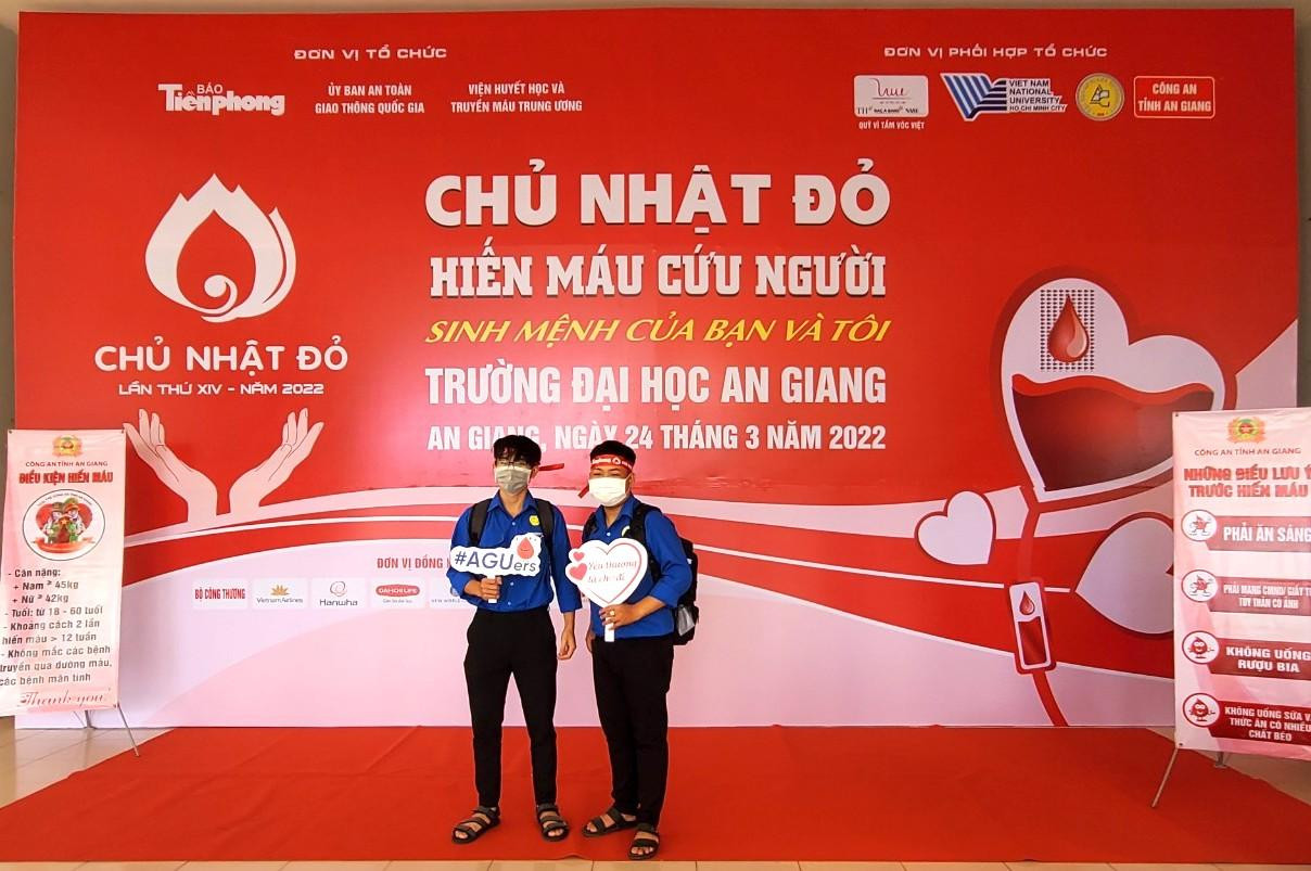 Từ 6h sáng đã có nhiều sinh viên đến tham gia hiến máu - Ảnh: Kim Hà.