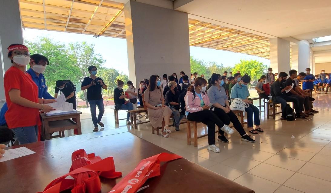 Ngày hội hiến máu Chủ nhật Đỏ lần này, trường Đại học An Giang huy động 300 sinh viên tham gia - Ảnh: Kim Hà.