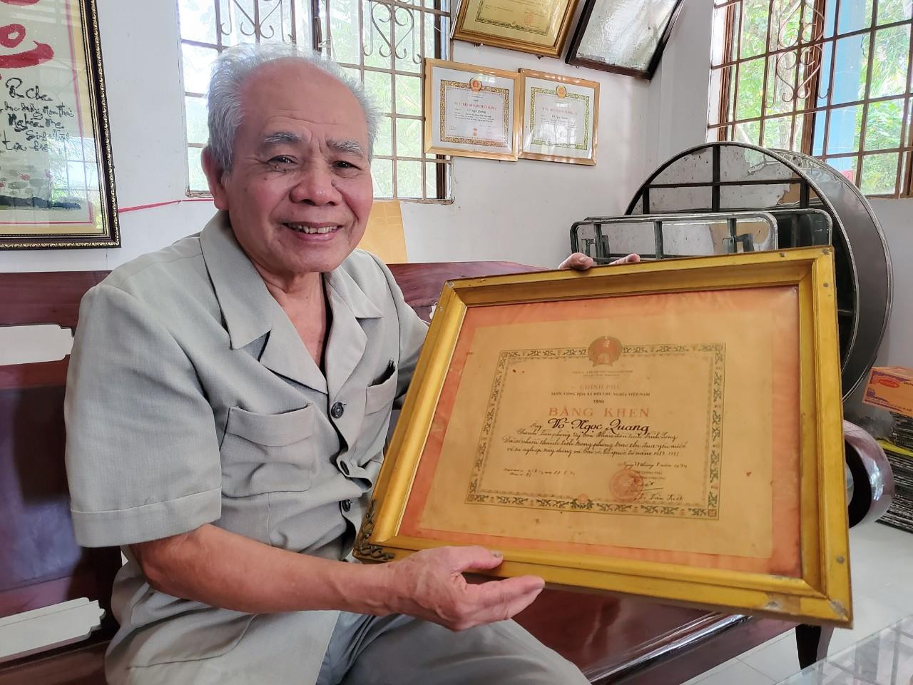 Ông Võ Ngọc Quang bên tấm bằng khen do cố Thủ tướng Chính phủ Võ Văn Kiệt tặng - Ảnh: Kim Hà. Ông Võ Ngọc Quang bên tấm bằng khen do cố Thủ tướng Chính phủ Võ Văn Kiệt tặng - Ảnh: Kim Hà.
