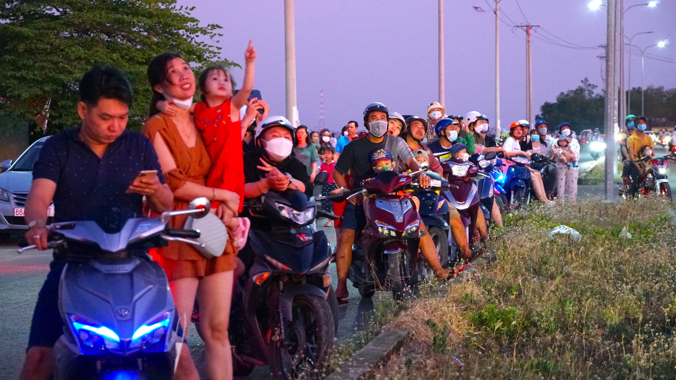 Không chỉ trẻ nhỏ mà nhiều người lớn cũng rất thích thú, mê mẩn khi được nhìn ngắm hàng trăm cánh diều no gió với đủ kiểu dáng, màu sắc và kích cỡ cùng bay lượn trên bầu trời Tây Đô. Không chỉ trẻ nhỏ mà nhiều người lớn cũng rất thích thú, mê mẩn khi được nhìn ngắm hàng trăm cánh diều no gió với đủ kiểu dáng, màu sắc và kích cỡ cùng bay lượn trên bầu trời Tây Đô.