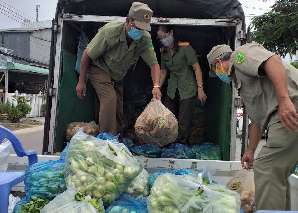 Cán bộ chiến sĩ đang thu nhận 20 tấn rau.