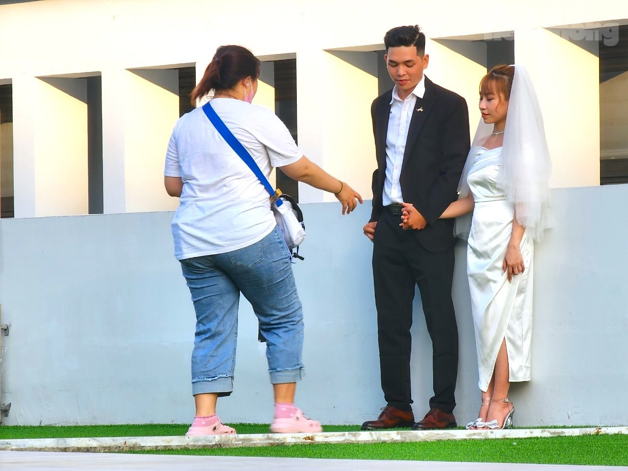 Một cặp đôi chọn Toà nhà Phức hợp phòng thí nghiệm trong khuôn viên Trường Đại học Cần Thơ để thực hiện bộ ảnh cưới. Ảnh: Kim Hà.