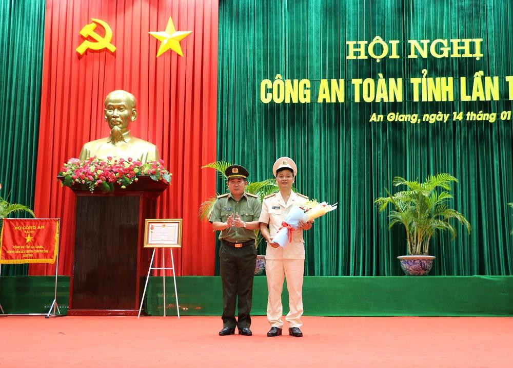 Đại tá Đinh Văn Nơi - Giám đốc Công an tỉnh An Giang tặng hoa chúc mừng Đại tá Bùi Tấn Ân.