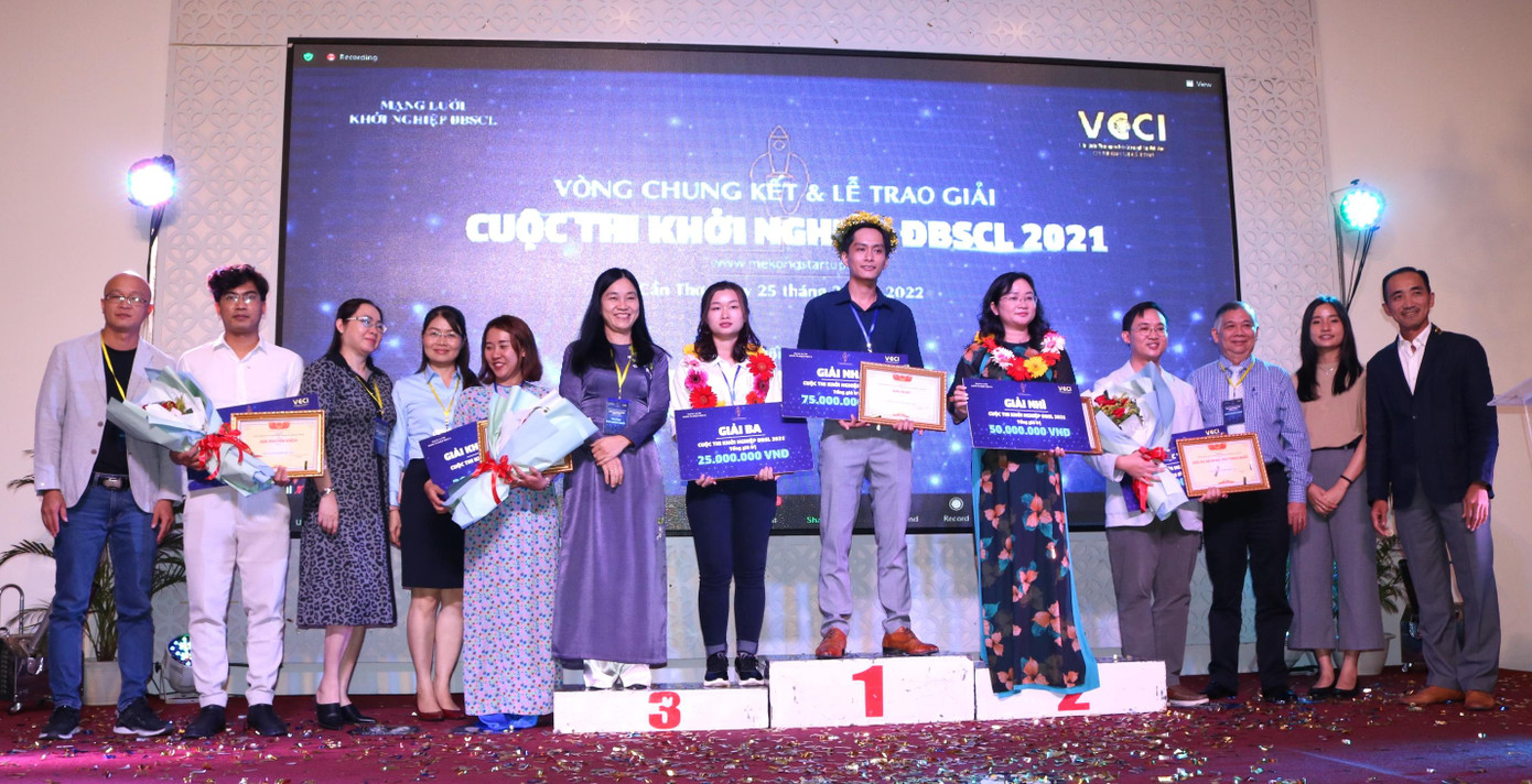 Bên cạnh các quyền lợi trên, các dự án đạt giải sẽ được kết nối với nhà đầu tư, doanh nghiệp và các Quỹ đầu tư quốc tế như ICM, Graft và Beacon. Đặc biệt, các giải I, II, III sẽ được kèm cặp 1-1 bởi cố vấn khởi nghiệp trong và ngoài nước về xác định kế hoạch và chiến lược phát triển thị trường, đồng thời được chọn thẳng vào vòng phỏng vấn của Chương trình Thách thức Graft Việt Nam 2021 - Ảnh: Kim Hà.