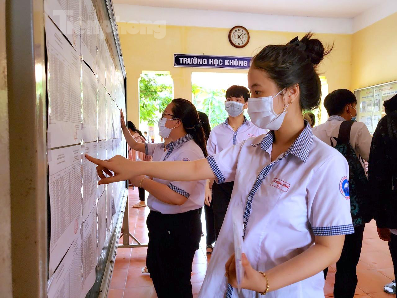 Thí sinh đến sớm để tra cứu tên và phòng thi - Ảnh: Kim Hà. Thí sinh đến sớm để tra cứu tên và phòng thi - Ảnh: Kim Hà.