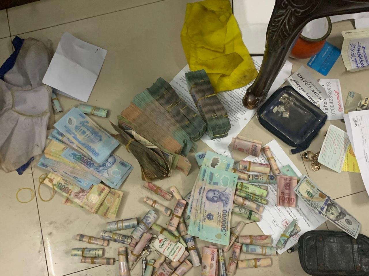 Thu giữ nhiều tiền tang vật tại nơi ở của đối tượng cầm đầu. Thu giữ nhiều tiền tang vật tại nơi ở của đối tượng cầm đầu.