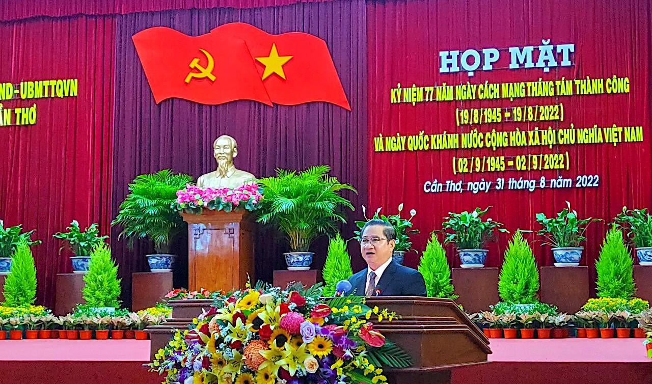 Ông Trần Việt Trường - Chủ tịch UBND TP Cần Thơ ôn lại không khí những ngày sục sôi khí thế Cách mạng Tháng Tám - Ảnh: Kim Hà.