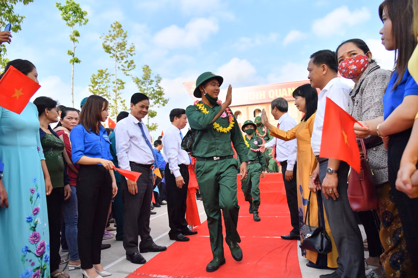 Theo đó, chất lượng giao quân năm nay tại Kiên Giang được nâng lên, với 100% công dân nhập ngũ có phẩm chất chính trị tốt; tuổi đời từ 18 đến 25 trên 83%; sức khỏe loại 1 và 2 trên 60%; trình độ THCS và THPT gần 85%; Cao đẳng, đại học trên 11,2%; 100% công dân đều viết đơn tình nguyện nhập ngũ; đặc biệt năm nay có 58 đảng viên viết đơn tình nguyện đạt cao hơn so với năm 2022.