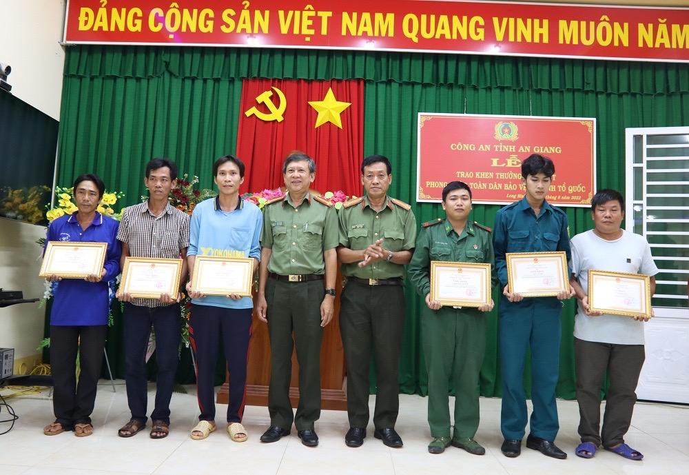 Đại diện Công an tỉnh An Giang trao khen thưởng cho 6 cá nhân.