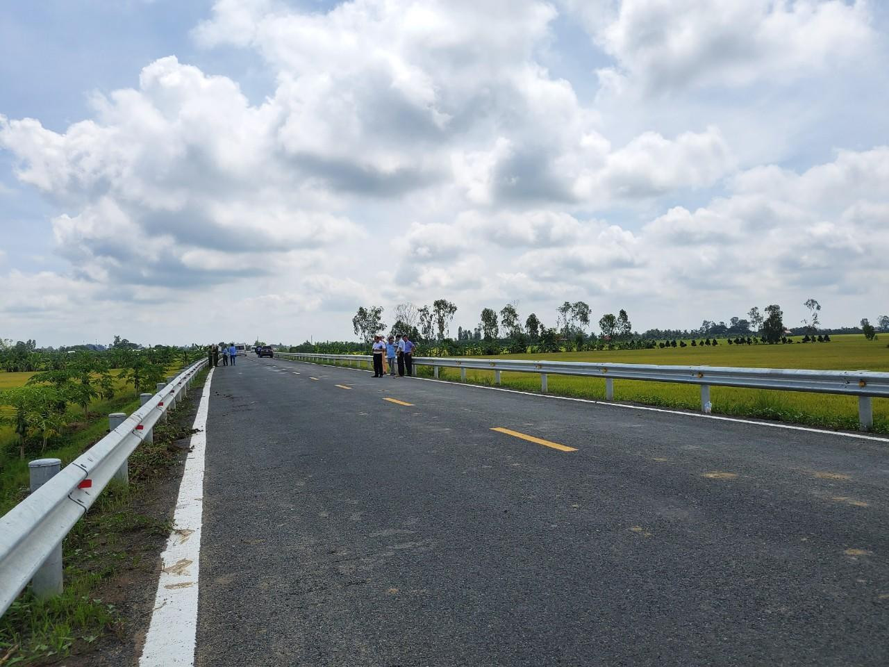 Đường tỉnh 945 là một trong những nút cắt của cao tốc. Ảnh: Kim Hà. Đường tỉnh 945 là một trong những nút cắt của cao tốc. Ảnh: Kim Hà.