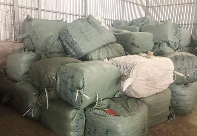 Nhiều tang vật là hàng hoá lậu khác bị thu giữ. Nhiều tang vật là hàng hoá lậu khác bị thu giữ.