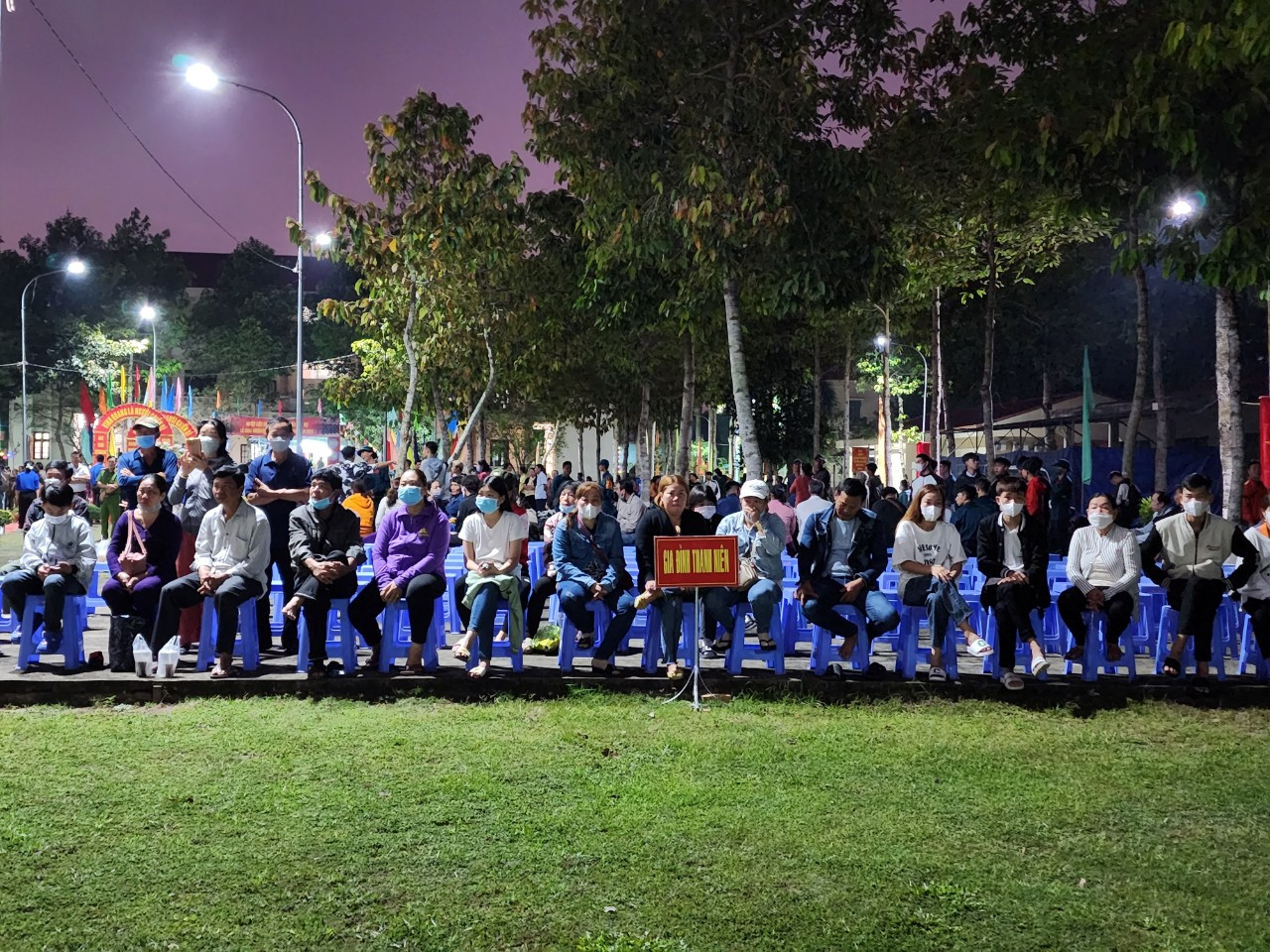 Từ khoảng 5h sáng nay, tại điểm giao nhận quân quận Bình Thuỷ, TP Cần Thơ đã có rất đông người thân, gia đình các thanh niên đến tiễn con em lên đường nhập ngũ. - Ảnh: Kim Hà