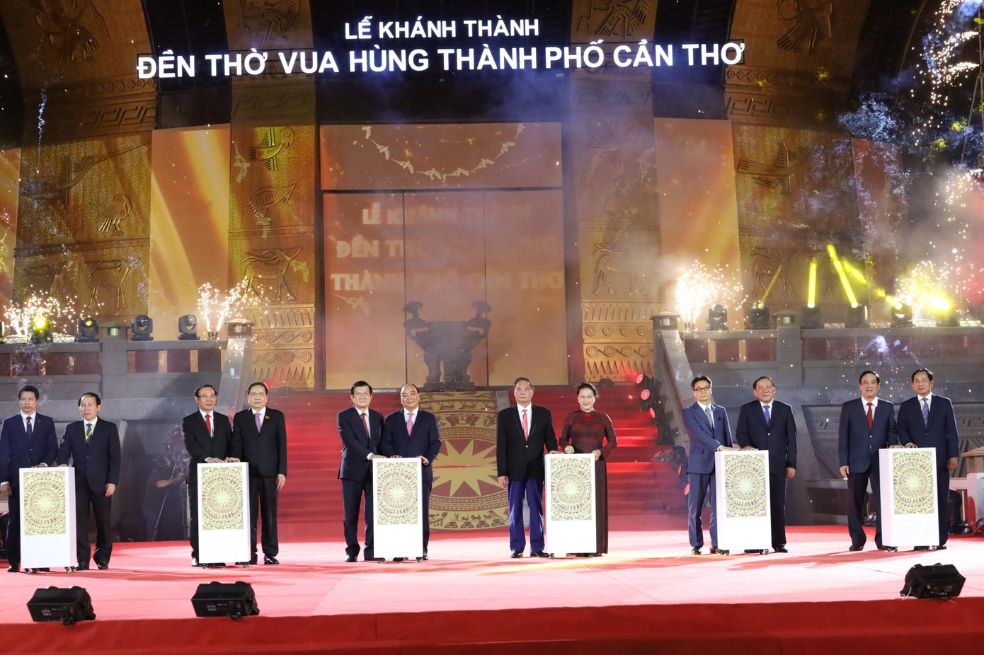 Chủ tịch nước Nguyễn Xuân Phúc và các vị lãnh đạo, nguyên lãnh đạo Đảng, Nhà nước thực hiện nghi thức khánh thành Đền thờ Vua Hùng tại Cần Thơ.