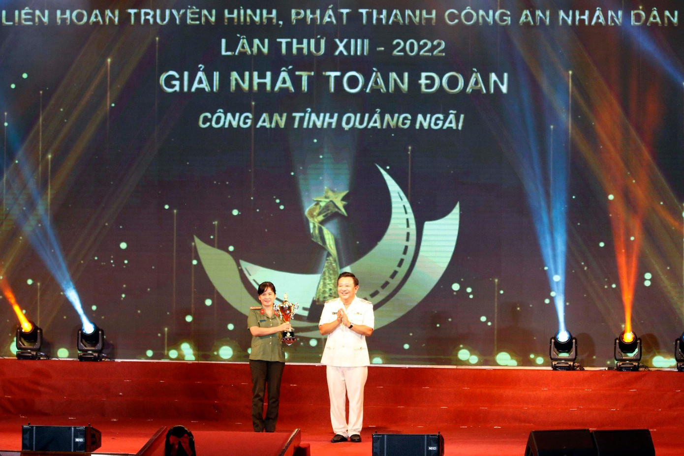 Thiếu tướng Đỗ Triệu Phong trao giải nhất toàn đoàn cho đại diện Công an tỉnh Quảng Ngãi. Thiếu tướng Đỗ Triệu Phong trao giải nhất toàn đoàn cho đại diện Công an tỉnh Quảng Ngãi.