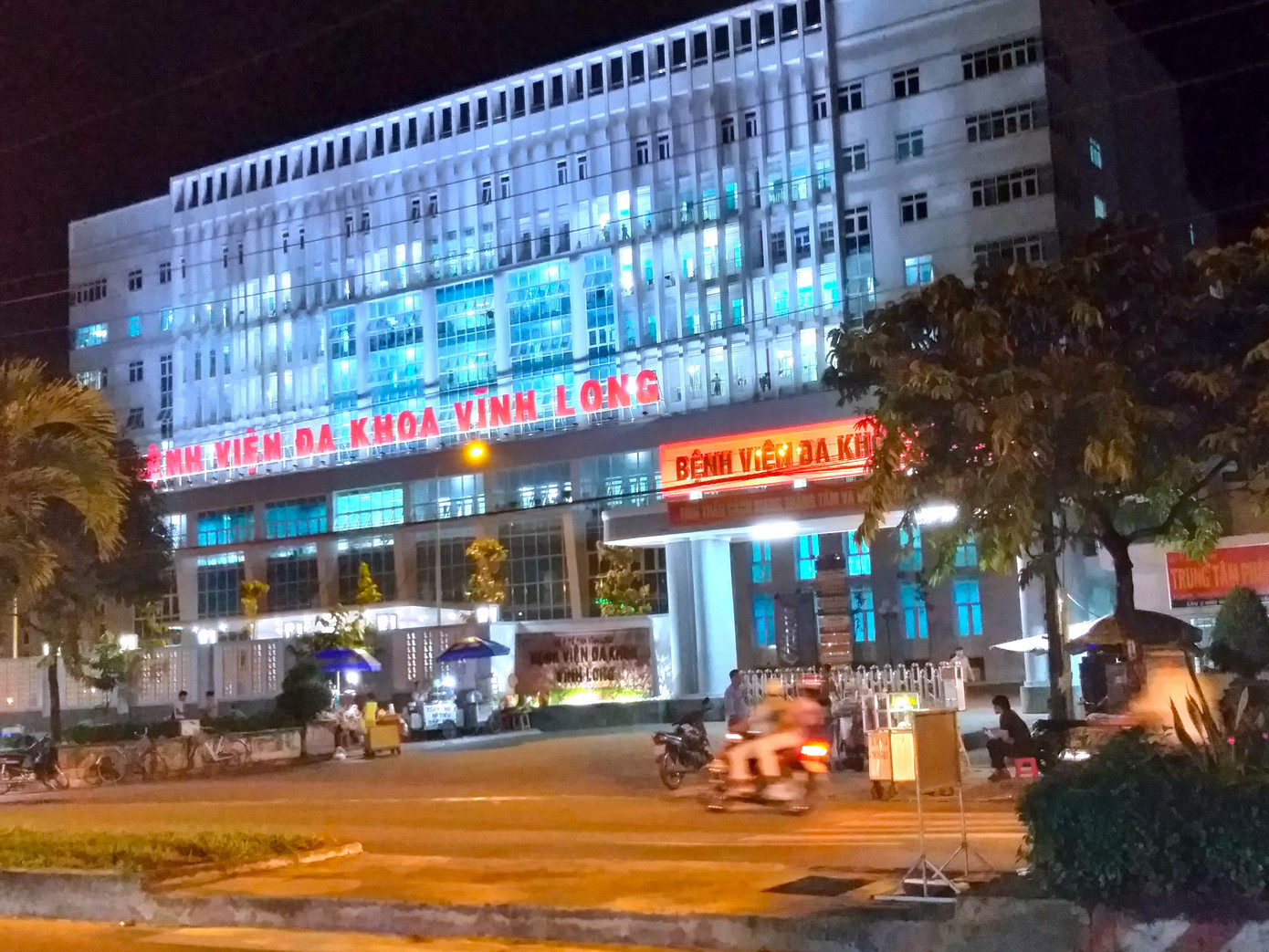 Thanh tra tỉnh phát hiện có dấu hiệu vi phạm quy định về đấu thầu mua sắm trang thiết bị y tế tại Bệnh viện Đa khoa tỉnh Vĩnh Long. Ảnh: Kim Hà.