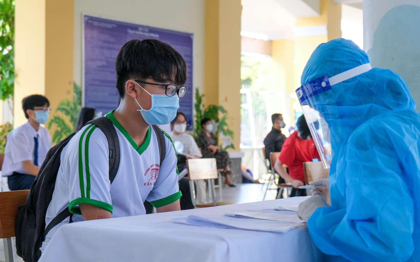 Các em được tư vấn kĩ trước khi tiêm.