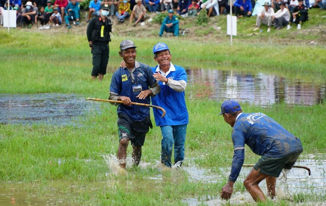 Ngoài các giải thưởng dành cho chủ nhân đôi bò có thành tích cao, Ban Tổ chức còn có giải thưởng dành cho người điều khiển bò xuất sắc.