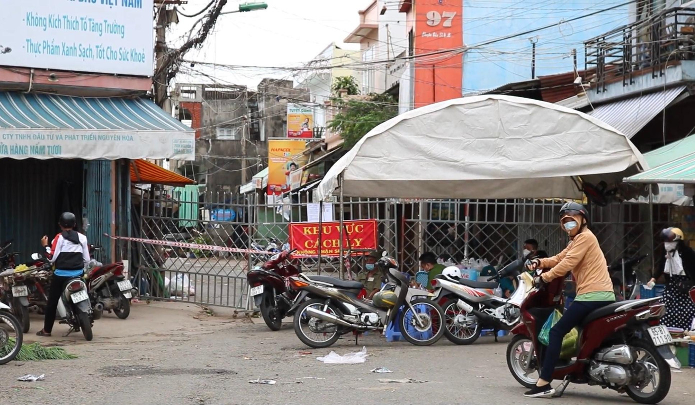 Phong toả tại chợ Tân An. Hình ảnh ghi nhận chiều 11/7. Ảnh: Kim Hà.