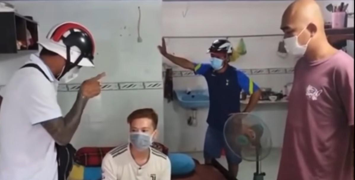 Nhóm người đến nhà trọ đánh dằn mặt anh Linh - Ảnh: CACC.