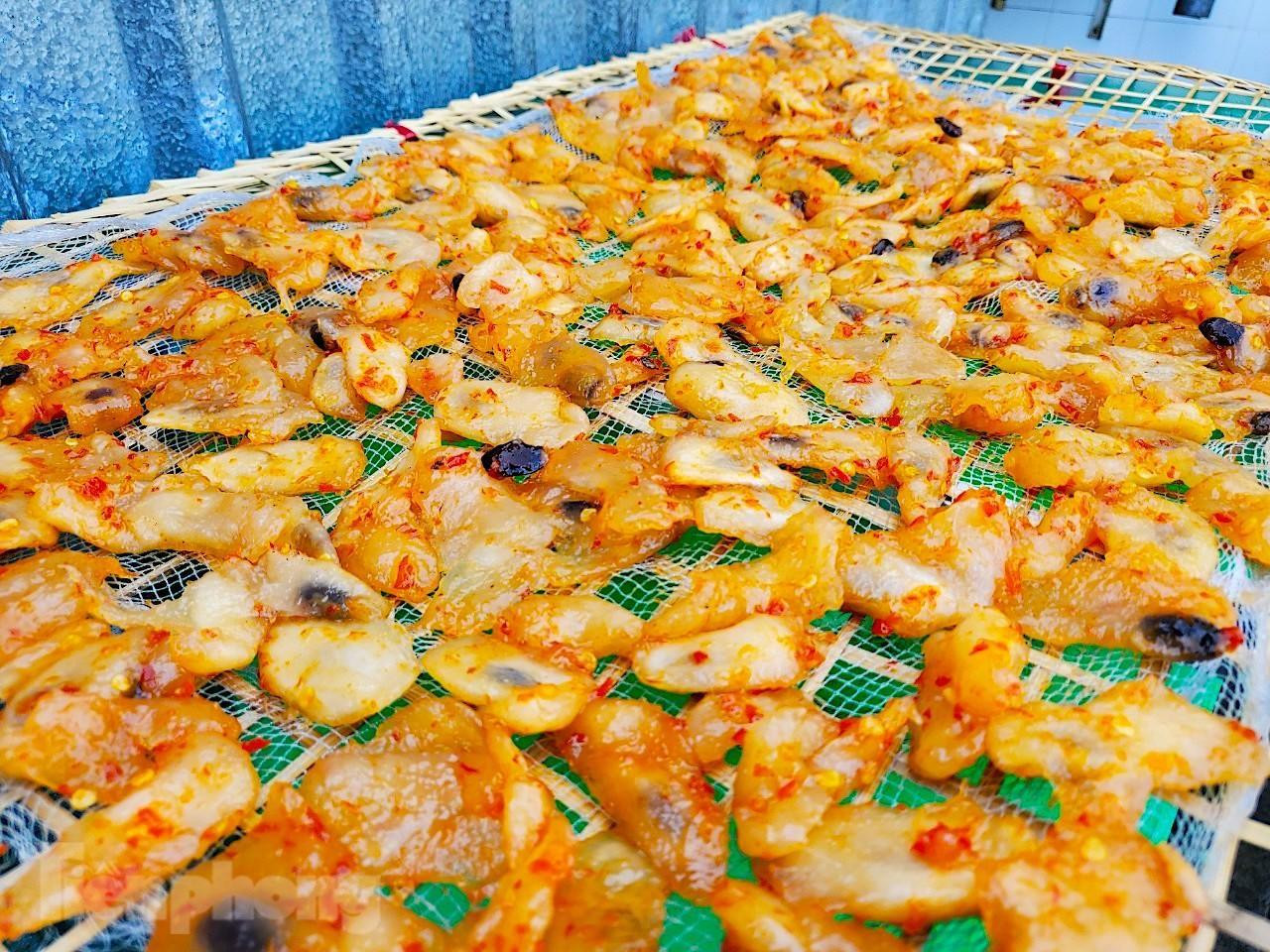 Mứt mãng cầu cay lạ miệng được nhiều khách hàng ưa chuộng (Ảnh: Kim Hà).