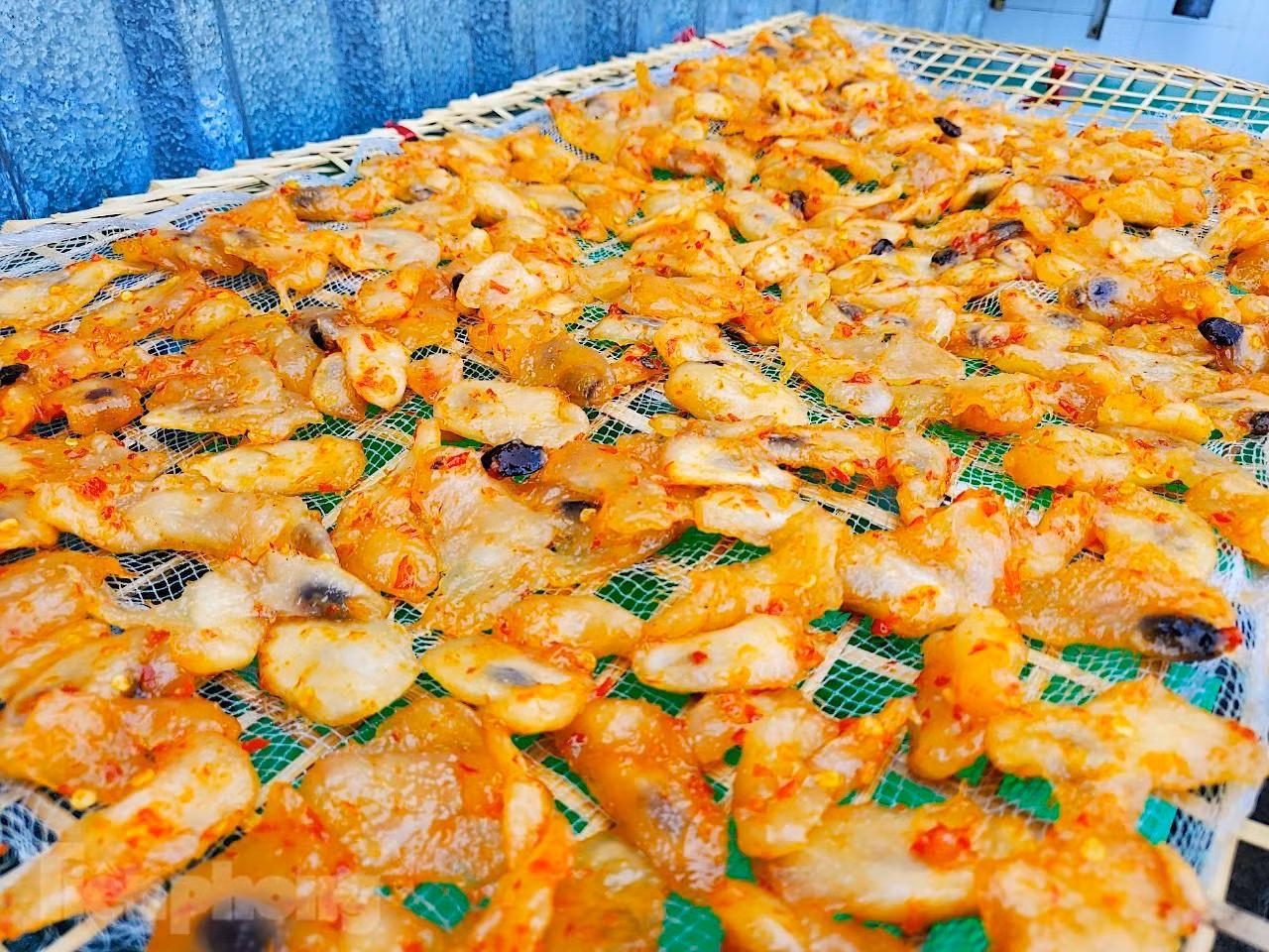 Mứt mãng cầu cay lạ miệng được nhiều khách hàng ưa chuộng (Ảnh: Kim Hà).