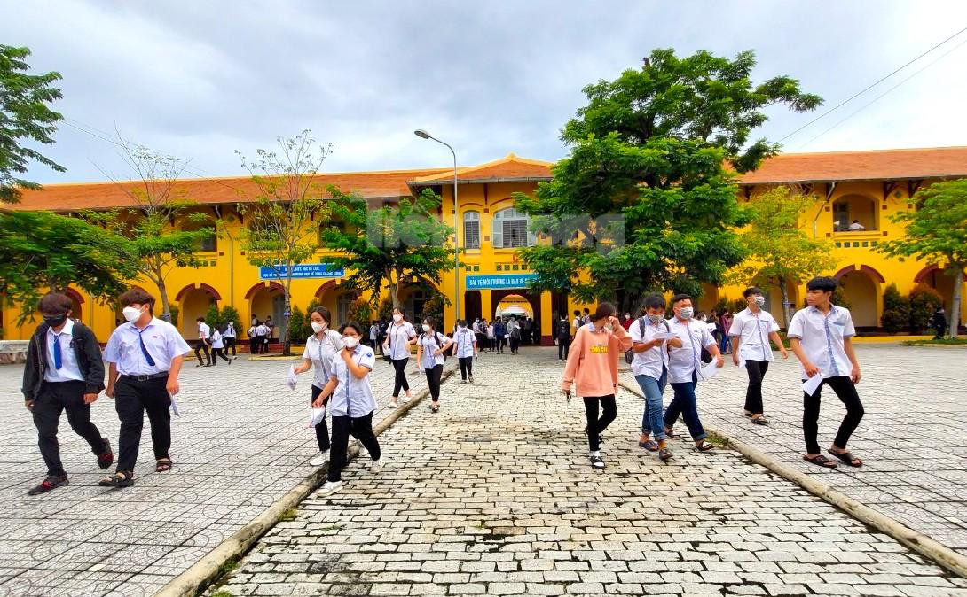 Ghi nhận tại điểm thi Trường THPT Châu Văn Liêm (quận Ninh Kiều, TP Cần Thơ), từ 13h đã có nhiều thí sinh đến tra số báo danh, số phòng thi - Ảnh: Kim Hà. Ghi nhận tại điểm thi Trường THPT Châu Văn Liêm (quận Ninh Kiều, TP Cần Thơ), từ 13h đã có nhiều thí sinh đến tra số báo danh, số phòng thi - Ảnh: Kim Hà.