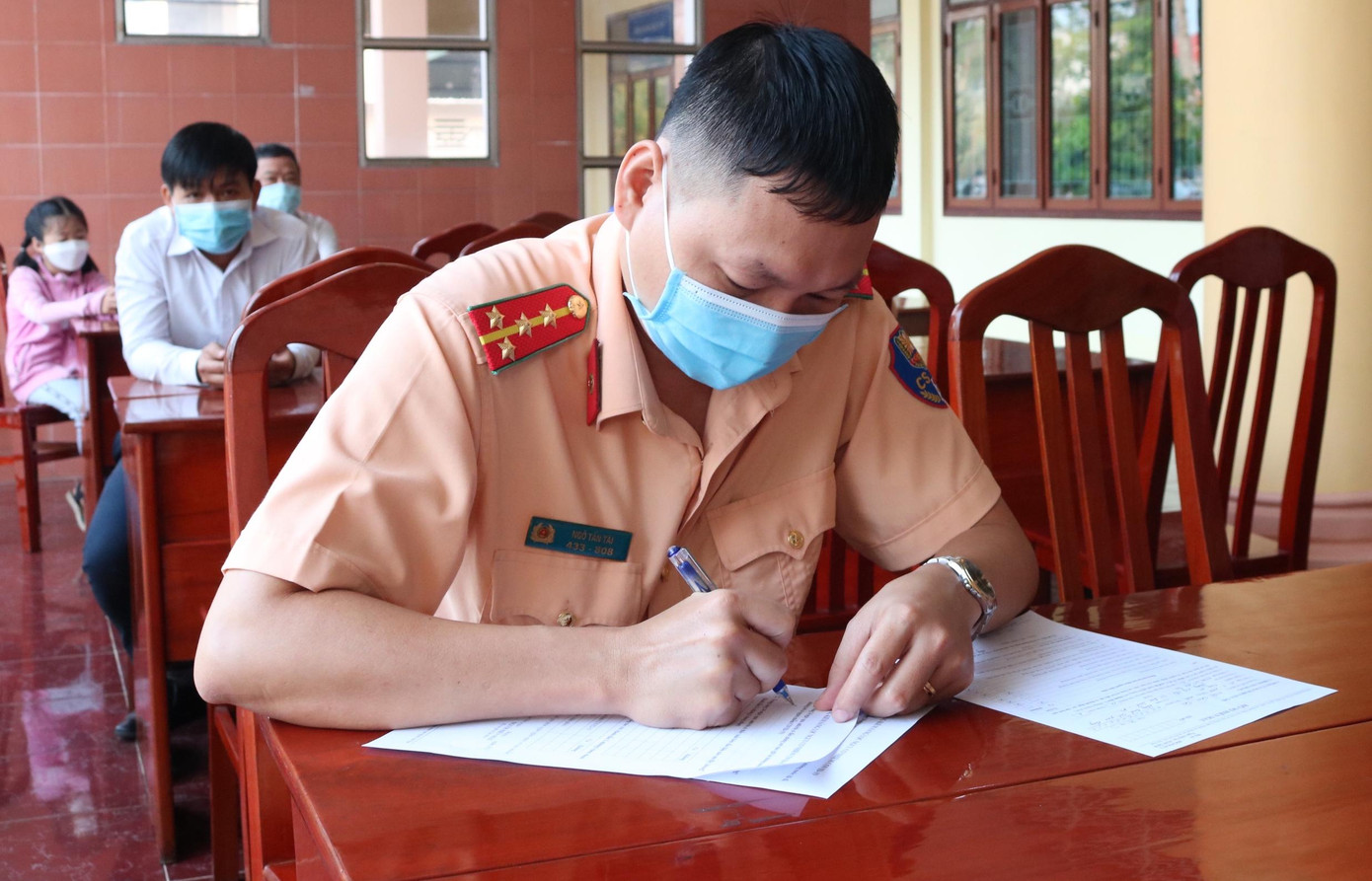 Cán bộ, chiến sĩ Công an tỉnh Đồng Tháp điền thông tin trước khi hiến máu - Ảnh: Kim Hà.