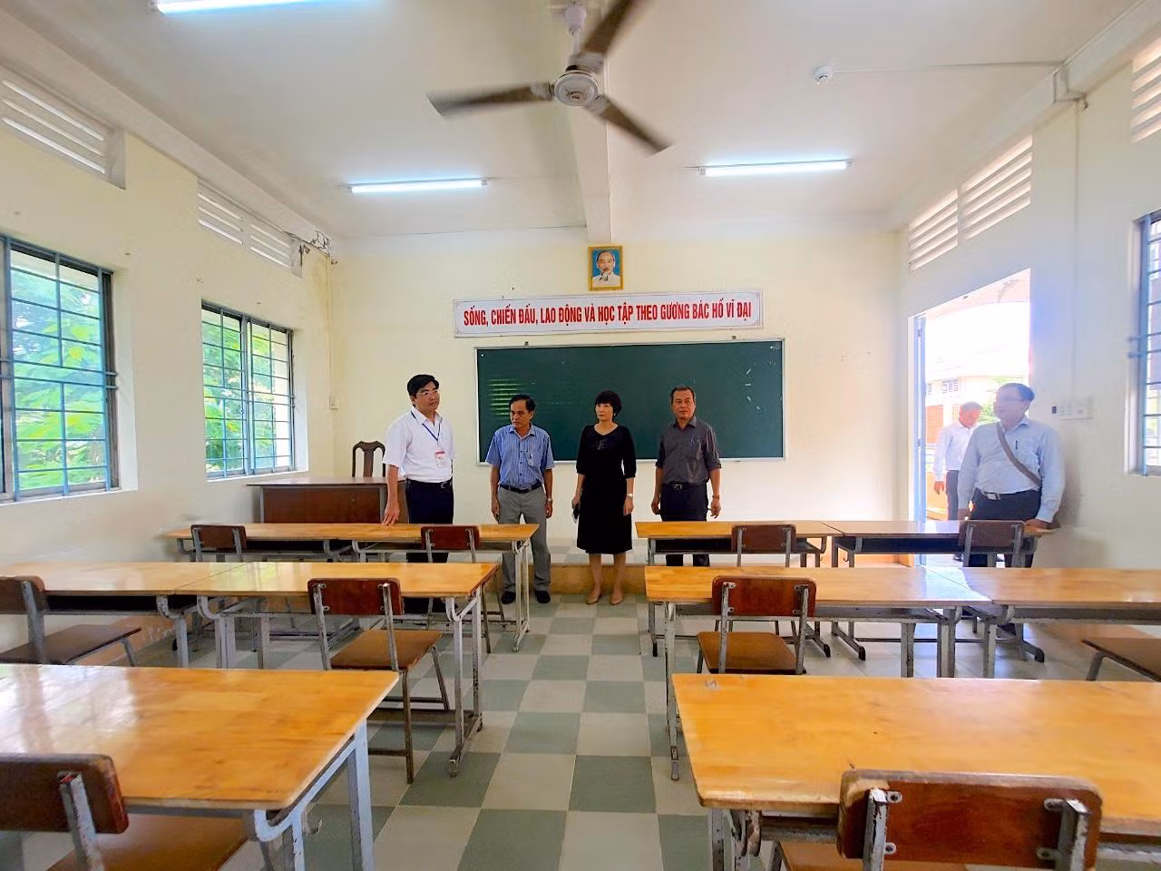 Ban Chỉ đạo Thi tốt nghiệp THPT TP Cần Thơ kiểm tra tại điểm thi Trường THPT Nguyễn Việt Dũng (quận Cái Răng) - Ảnh: Kim Hà.