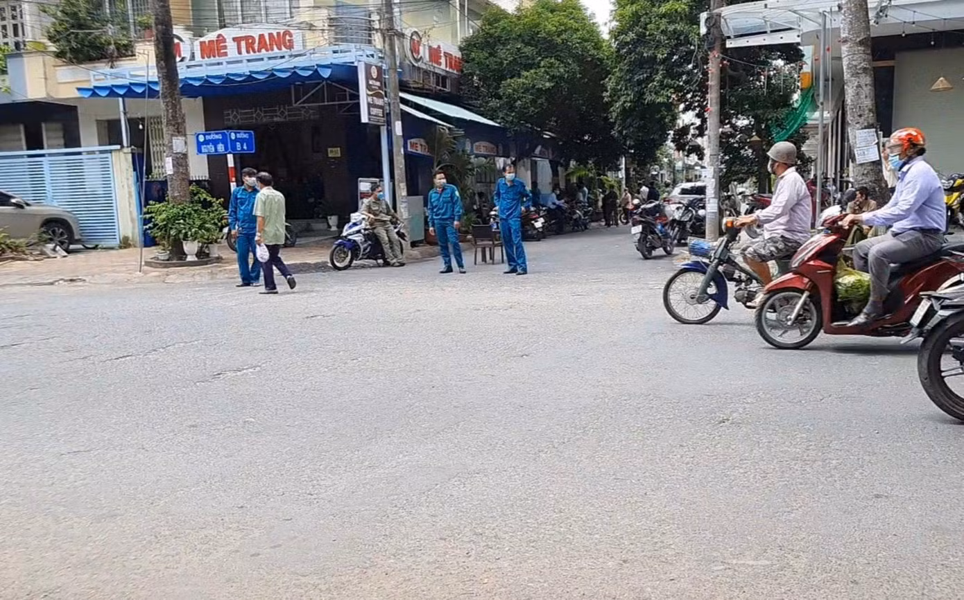 Chốt chặn khoanh vùng tại đường B4 (KDC 91B, phường An Khánh, quận Ninh Kiều, TP Cần Thơ) - Nơi ở của ông N. - Ảnh: NH.