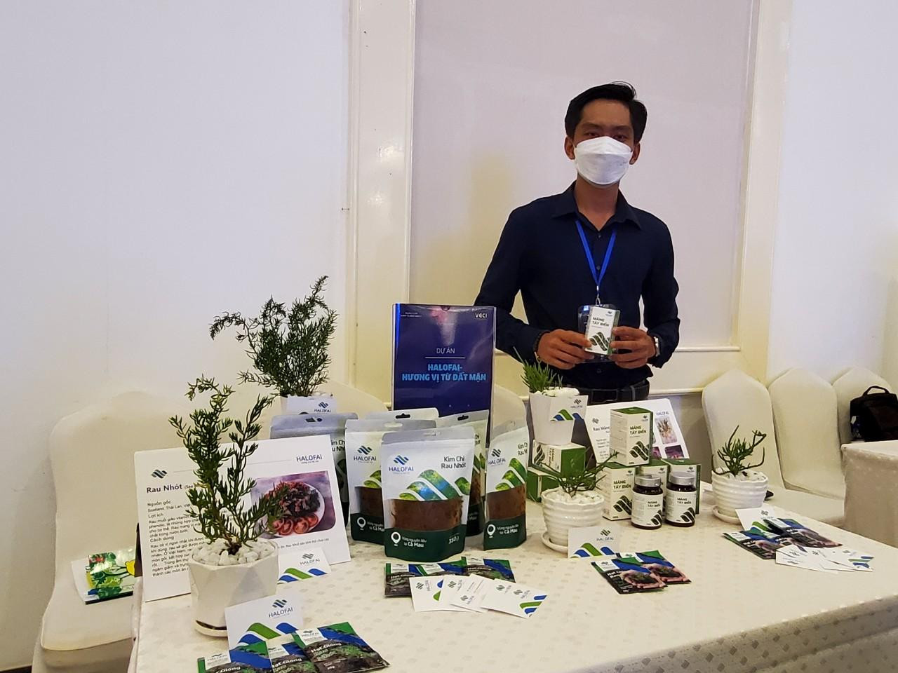 Sản phẩm kim chi rau nhót, viên thực phẩm măng tây biển, hạt giống rau nhót và hạt giống rau măng tây biển của bạn Lâm Quốc Nhựt đạt giải nhất cuộc thi Khởi nghiệp ĐBSCL năm 2021 - Ảnh: Kim Hà.