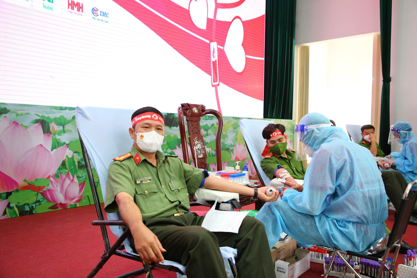 Thượng Tá Nguyễn Hoàng Phúc – Trưởng phòng An ninh chính trị nội bộ - Công an TP Cần Thơ tham gia hiến máu - Ảnh: Nhật Huy. Thượng Tá Nguyễn Hoàng Phúc – Trưởng phòng An ninh chính trị nội bộ - Công an TP Cần Thơ tham gia hiến máu - Ảnh: Nhật Huy.