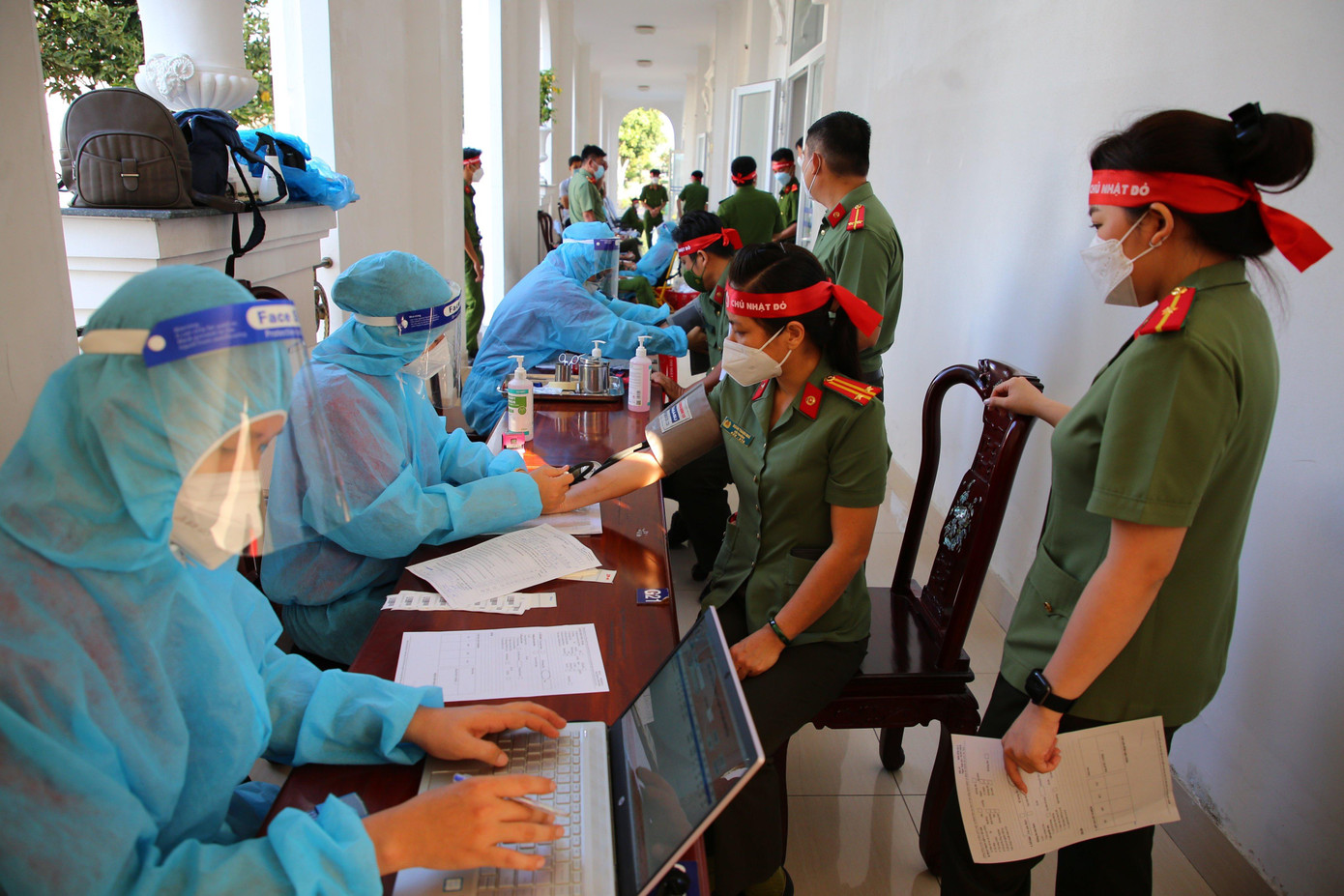 Hàng trăm cán bộ, chiến sĩ Công an thành phố Cần Thơ đến tham gia hiến máu tại Ngày hội Chủ nhật đỏ lần XIV – 2022 do báo Tiền Phong tổ chức - Ảnh: Nhật Huy. Hàng trăm cán bộ, chiến sĩ Công an thành phố Cần Thơ đến tham gia hiến máu tại Ngày hội Chủ nhật đỏ lần XIV – 2022 do báo Tiền Phong tổ chức - Ảnh: Nhật Huy.