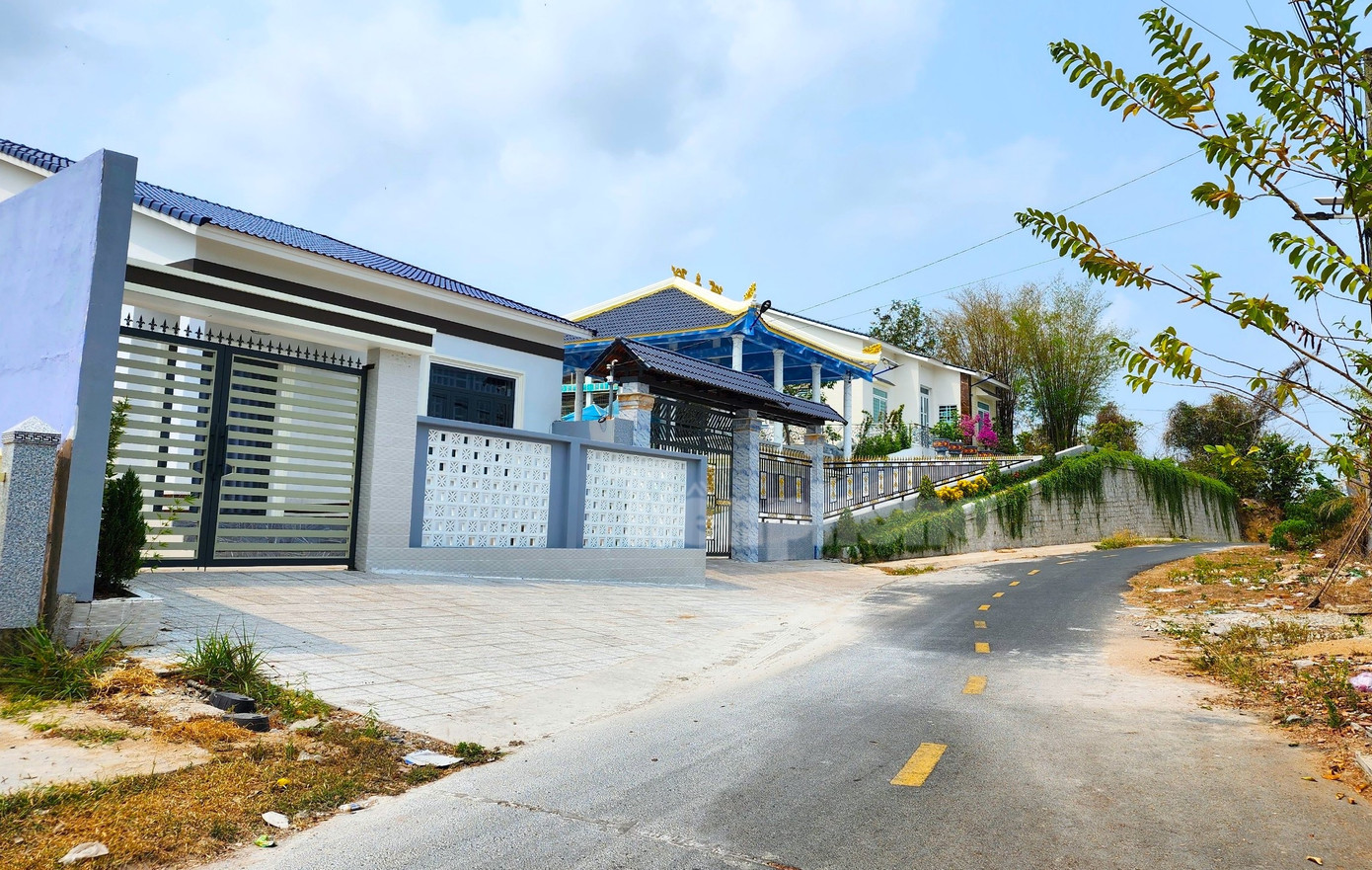 Toàn cảnh "biệt phủ" gây xôn xao dư luận những ngày qua. Ảnh: Kim Hà.