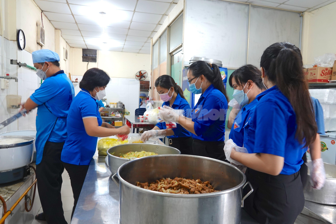 Lực lượng tình nguyện viên hỗ trợ chuẩn bị cơm cho các thí sinh - Ảnh: Kim Hà.