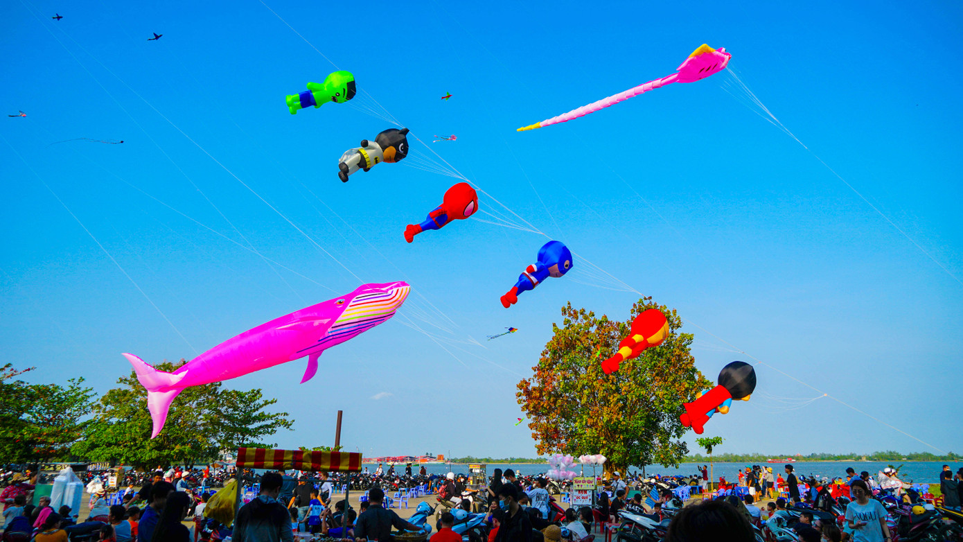 Anh Nguyễn Văn Quang (27 tuổi, ngụ quận Ninh Kiều, TP Cần Thơ) cho biết, thay vì chọn đi chơi thể thao một mình, những ngày này anh lại đưa vợ con cùng đi thả diều. “Thứ nhất là để cả nhà có những hoạt động cùng nhau; thứ hai, tôi muốn con có được tuổi thơ hồn nhiên tươi đẹp, thay vì cứ cắm mặt vào điện thoại”, anh Quang chia sẻ. Anh Nguyễn Văn Quang (27 tuổi, ngụ quận Ninh Kiều, TP Cần Thơ) cho biết, thay vì chọn đi chơi thể thao một mình, những ngày này anh lại đưa vợ con cùng đi thả diều. “Thứ nhất là để cả nhà có những hoạt động cùng nhau; thứ hai, tôi muốn con có được tuổi thơ hồn nhiên tươi đẹp, thay vì cứ cắm mặt vào điện thoại”, anh Quang chia sẻ.