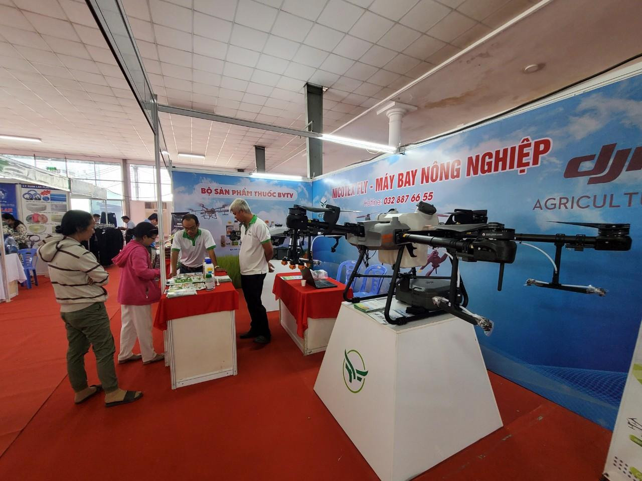 Các máy móc thiết bị nông nghiệp, dây chuyền sản xuất, chế biến công - nông nghiệp,... được trưng bày tại Hội chợ Nông nghiệp Quốc tế Việt Nam năm 2022 - Ảnh: Kim Hà. Các máy móc thiết bị nông nghiệp, dây chuyền sản xuất, chế biến công - nông nghiệp,... được trưng bày tại Hội chợ Nông nghiệp Quốc tế Việt Nam năm 2022 - Ảnh: Kim Hà.