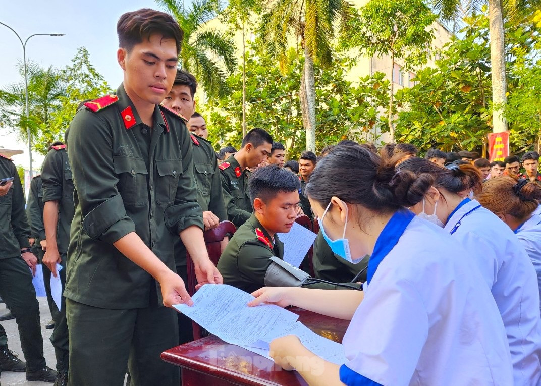 Một chiến sĩ nộp phiếu đăng ký cho nhân viên y tế. Ảnh: Kim Hà.