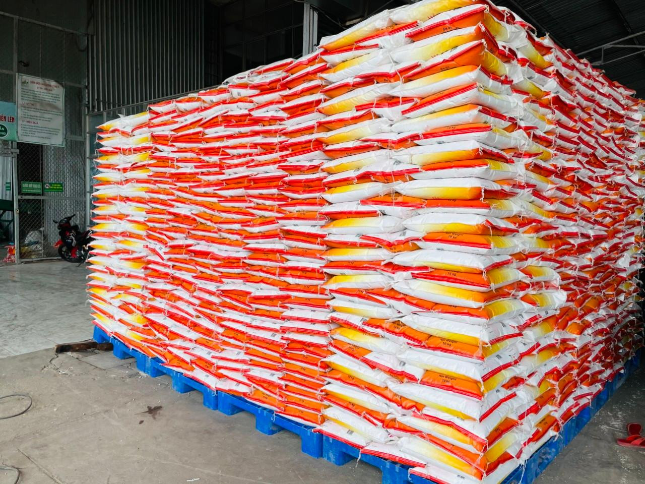 200 tấn gạo được đóng gói sẵn sàng chờ chuyển lên xe.