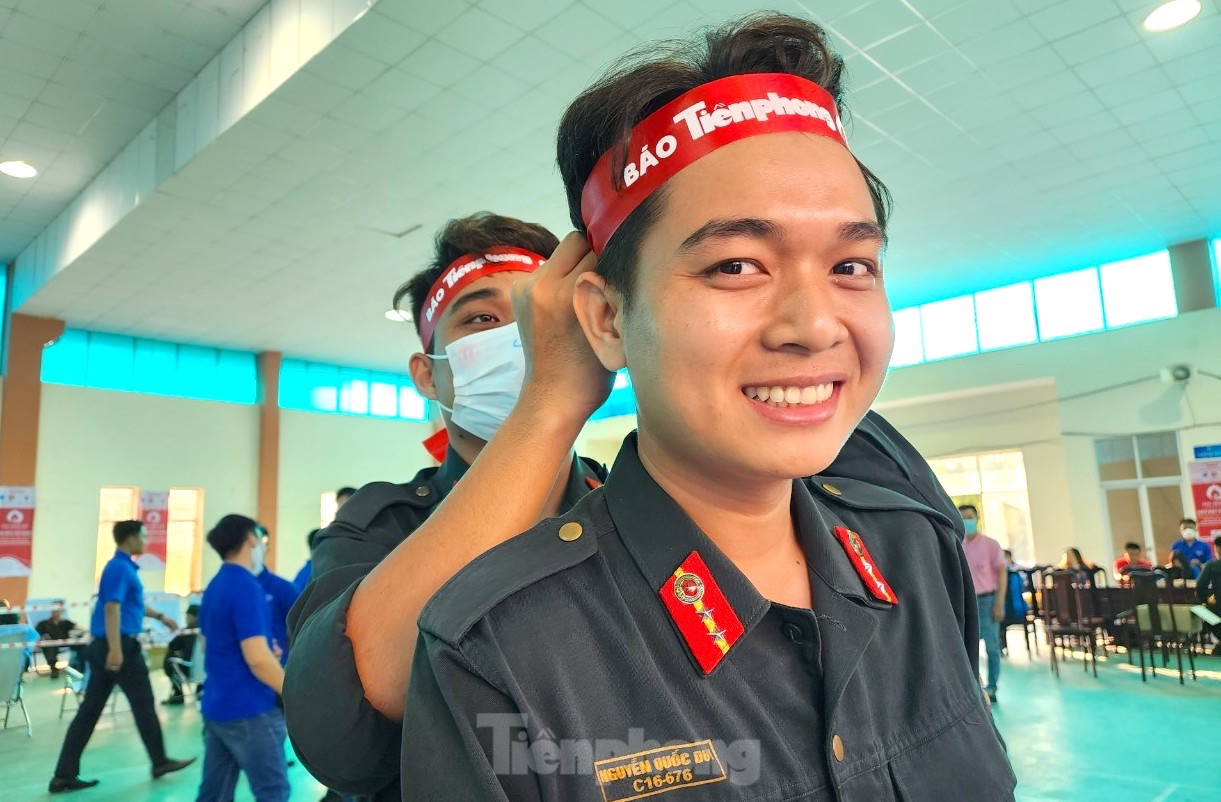 Ý thức được trách nhiệm của người trẻ, người chiến sĩ Công an nhân dân đối với xã hội nên các cán bộ chiến sĩ tham gia với tinh thần rất phấn khởi. Ảnh: Kim Hà.