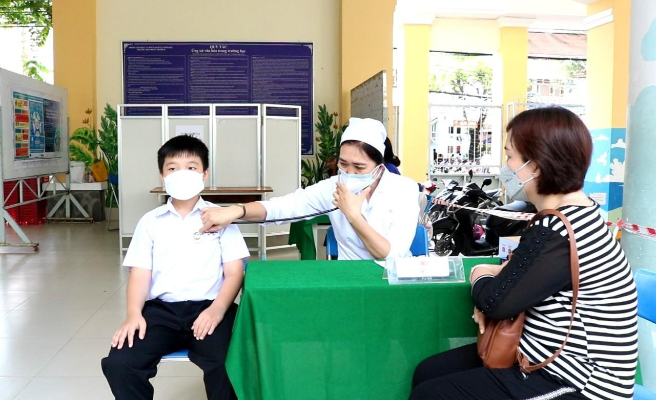 Bác sĩ khám sàng lọc cho trẻ trước khi tiêm chủng - Ảnh: Kim Hà. Bác sĩ khám sàng lọc cho trẻ trước khi tiêm chủng - Ảnh: Kim Hà.