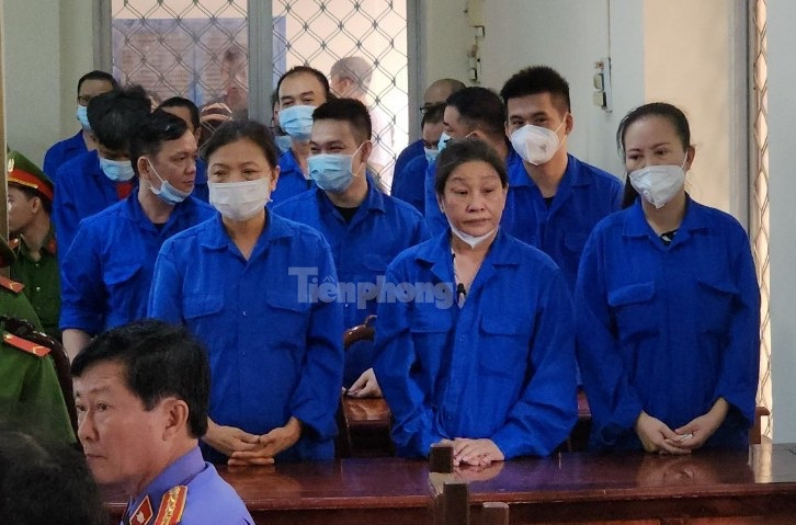 Nhóm bị cáo là các chủ tiệm vàng không thừa nhận hành vi như cáo trạng truy tố. Ảnh: Kim Hà. Nhóm bị cáo là các chủ tiệm vàng không thừa nhận hành vi như cáo trạng truy tố. Ảnh: Kim Hà.