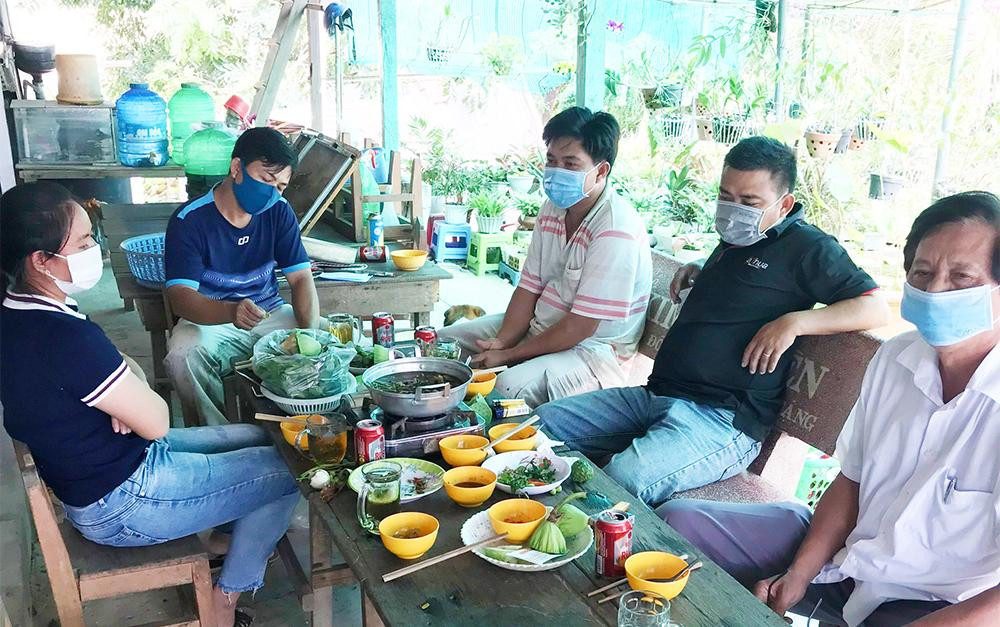 Ông Long bị cách chức hiệu trưởng sau khi nhậu tại căn tin trường trong thời gian thực hiện Chỉ thị 16 - Ảnh: Báo An Giang.