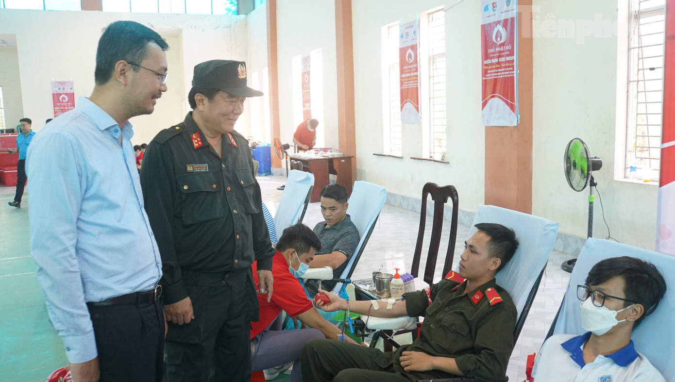 Đại diện Báo Tiền Phong tại ĐBSCL cùng Đại tá Nguyễn Tấn Phúc - Trung đoàn trưởng Trung đoàn CSCĐ Tây Nam Bộ động viên cán bộ chiến sĩ tham gia hiến máu. Ảnh: Hoà Bình.