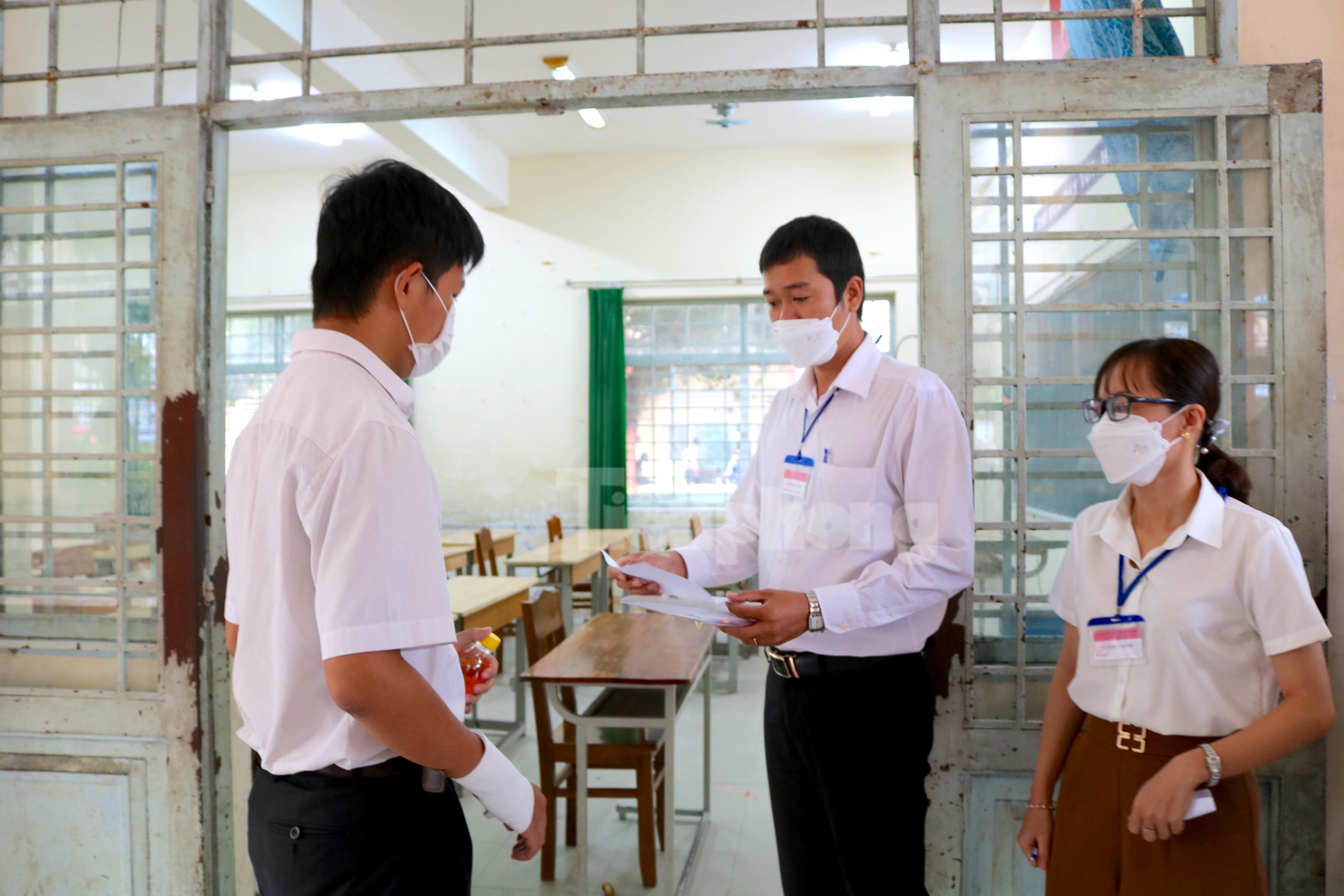 Giám thị đọc tên vào phòng thi - Ảnh: Kim Hà.