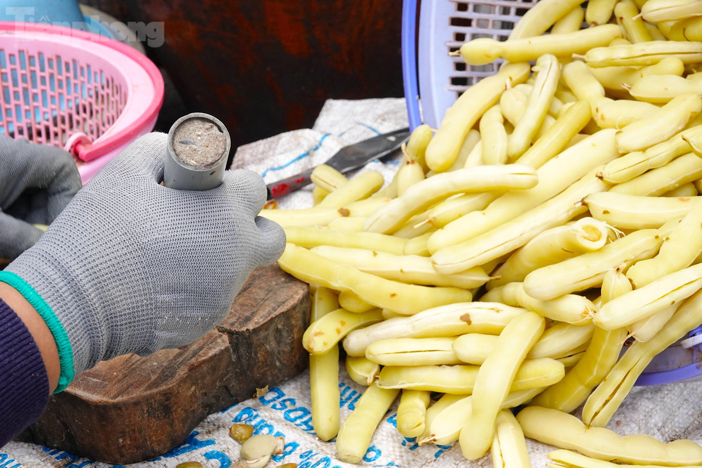 Dù thời buổi hiện đại, các dây chuyền sản xuất mứt công nghiệp ra đời, cho năng suất cao nhưng ở thị xã Bình Minh vẫn duy trì làm mứt thủ công truyền thống để hương vị mứt xưa mãi được lưu giữ (Ảnh: Kim Hà).